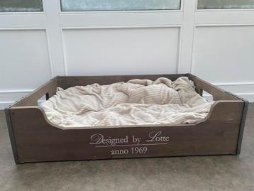 Te koop: Designed by Lotte hondenmand z.g.a.n. beschikbaar voor biedingen