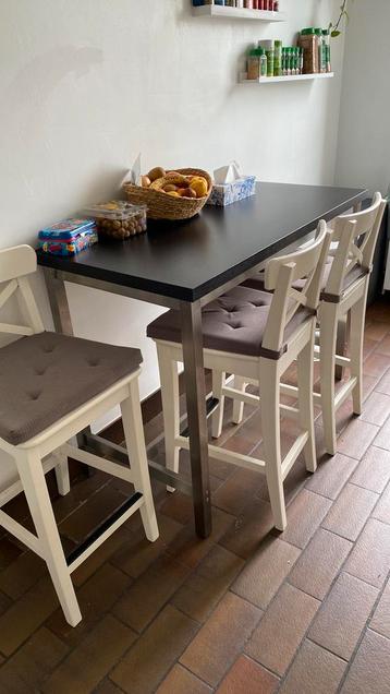 IKEA Hoge keukentafel + 4 stoelen met kussens  disponible aux enchères