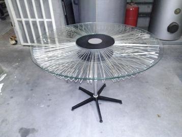 ronde glazen tafel beschikbaar voor biedingen