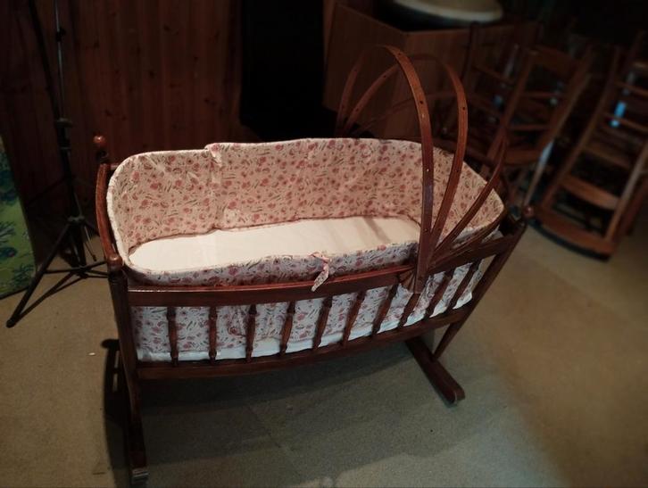 Ancien berceau à bascule rénové, Enfants & Bébés, Berceaux & Lits, Utilisé, Berceau, Enlèvement