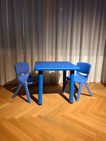 Tafel met twee stoeltjes beschikbaar voor biedingen