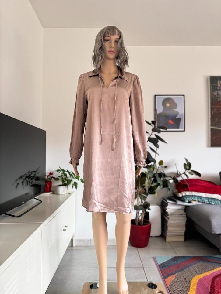 Beautiful satin dress (size S/M/L) new, Kleding | Dames, Jurken, Nieuw, Maat 38/40 (M), Roze, Knielengte, Ophalen of Verzenden