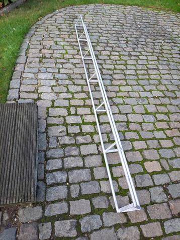 TRUSS 260cm alu. driehoekig (x 16,5 cm) licht en laser  beschikbaar voor biedingen