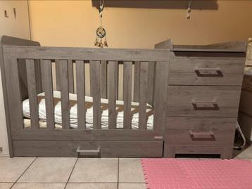 Meegroeibed met ladekast en toebehoren beschikbaar voor biedingen