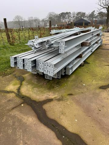 Metalen constructie 16m x 10m beschikbaar voor biedingen