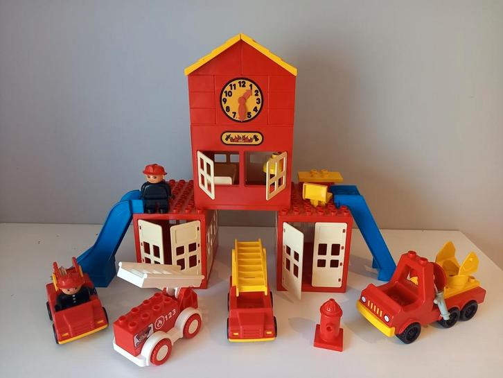 LEGO brandweerkazerne + 4 brandweerwagens + 2 brandweermanne, Kinderen en Baby's, Speelgoed | Duplo en Lego, Gebruikt, Lego, Ophalen of Verzenden