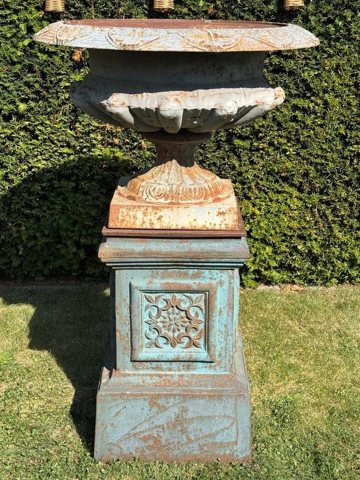 Grote gietijzeren knobbelvaas op sokkel., Tuin en Terras, Tuinvazen, Gebruikt, Ophalen