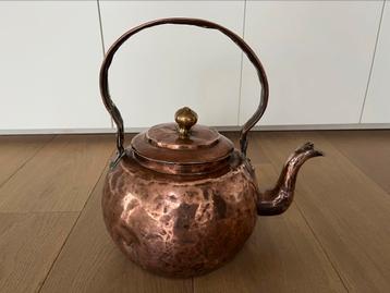 Oude koperen waterketel (rood met geel koper) beschikbaar voor biedingen