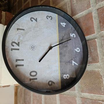 Wandklok 30 cm in diameter beschikbaar voor biedingen