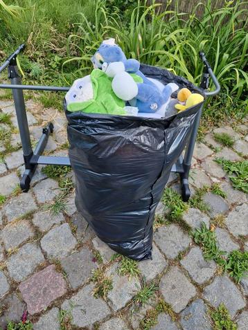 Grote zak knuffels allerhande beschikbaar voor biedingen