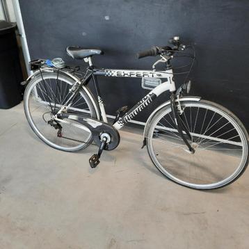 Heren en damesfiets beschikbaar voor biedingen