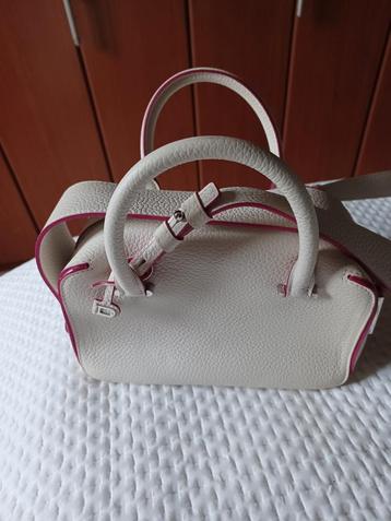 DELVAUX Sac COOL BOX  bleige clair et fuschia siglé disponible aux enchères