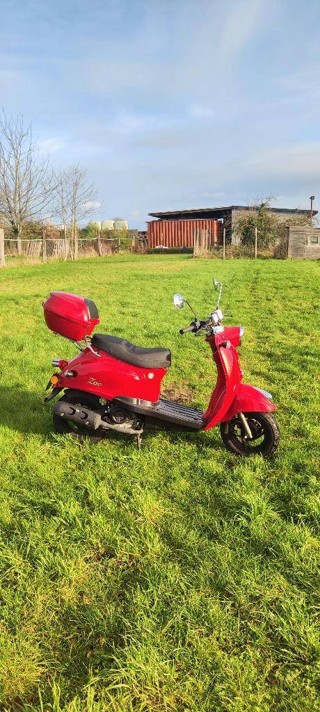 Scooter Zoë rood zonder rijbewijs, Fietsen en Brommers, Scooters | SYM, Zo goed als nieuw, Overige modellen, Klasse A (25 km/u)