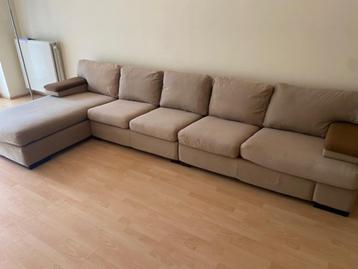 Hoekbank met chaise longue aan de rechterkant.  beschikbaar voor biedingen
