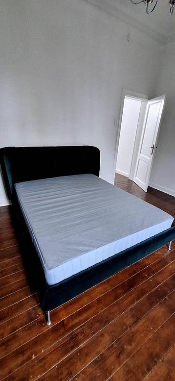 Lit double avec sommier à lattes, Tissu, Comme neuf, 200 cm, Deux personnes