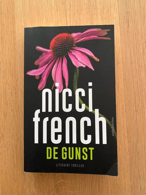 Nicci French - De gunst - special DPG Media, Boeken, Thrillers, Zo goed als nieuw, Ophalen