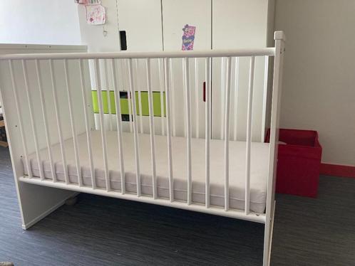 Babybed, Kinderen en Baby's, Kinderkamer | Bedden, Zo goed als nieuw, Minder dan 140 cm, Minder dan 70 cm, Matras, Ophalen