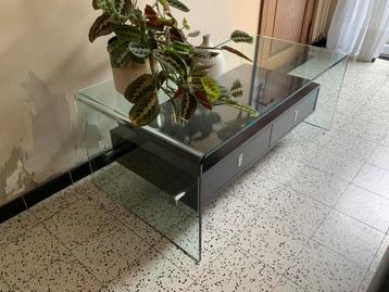 Moderne glazen salontafel met opbergruimte. beschikbaar voor biedingen