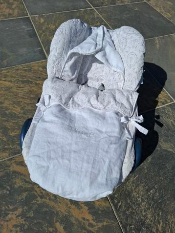 Te koop maxi-cosi + bekleding van merk Theophile Patachou beschikbaar voor biedingen