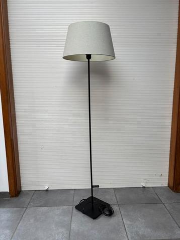 Zeer mooie moderne vloerlamp. beschikbaar voor biedingen