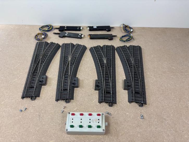 Märklin H0 — Set van 4 gemotoriseerde wisselsen 1 bureau, Hobby en Vrije tijd, Modeltreinen | H0, Zo goed als nieuw, Rails, Wisselstroom