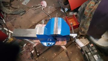 grote, zware bankschroef beschikbaar voor biedingen