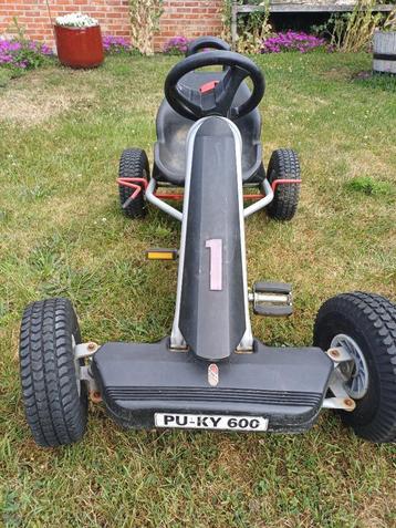 stevige go-cart met voetaandrijving. beschikbaar voor biedingen