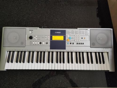 Keyboard Yamaha PSR E323, Muziek en Instrumenten, Keyboards, Zo goed als nieuw, Yamaha, Aanslaggevoelig, Ophalen