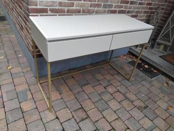 kaptafel of bureau in goede staat beschikbaar voor biedingen