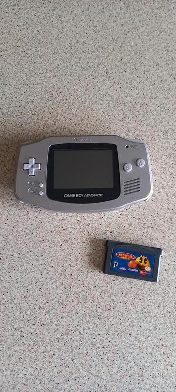 Oude gameboy advance met spelletje pacman gebruikt . beschikbaar voor biedingen
