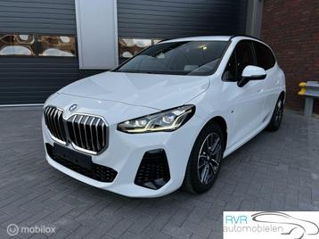 BMW 2-serie Active Tourer 220i M-PAKKET, Auto's, BMW, Monovolume, Gebruikt, Zwart, Wit