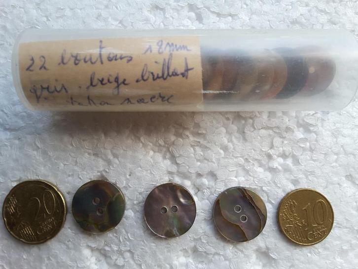 18 mm grijs - beige imitatie parelmoer knopen 2 gaten B18222, Hobby en Vrije tijd, Naaien en Fournituren, Nieuw, Knoop of Knopen