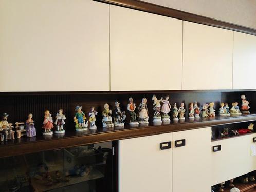 34 verschillende beeldjes (postuurtjes) in porselein, Antiek en Kunst, Antiek | Porselein, Ophalen of Verzenden