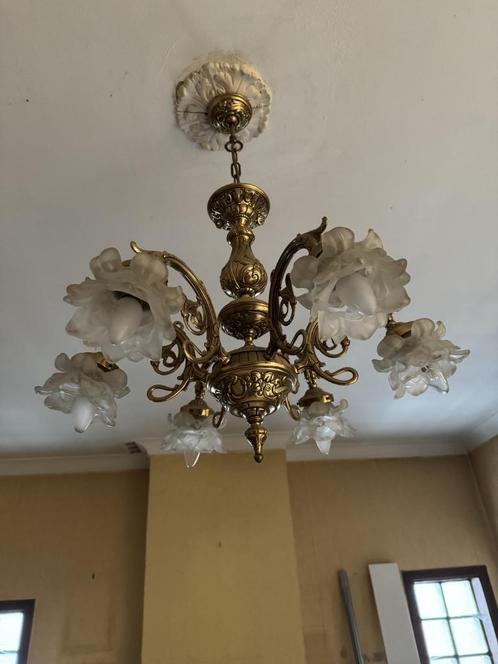 Klassieke gouden kroonluchter met witte bloemvormige glazen, Huis en Inrichting, Lampen | Kroonluchters, Gebruikt, Glas, Metaal