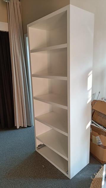 Boekenkast of rek beschikbaar voor biedingen