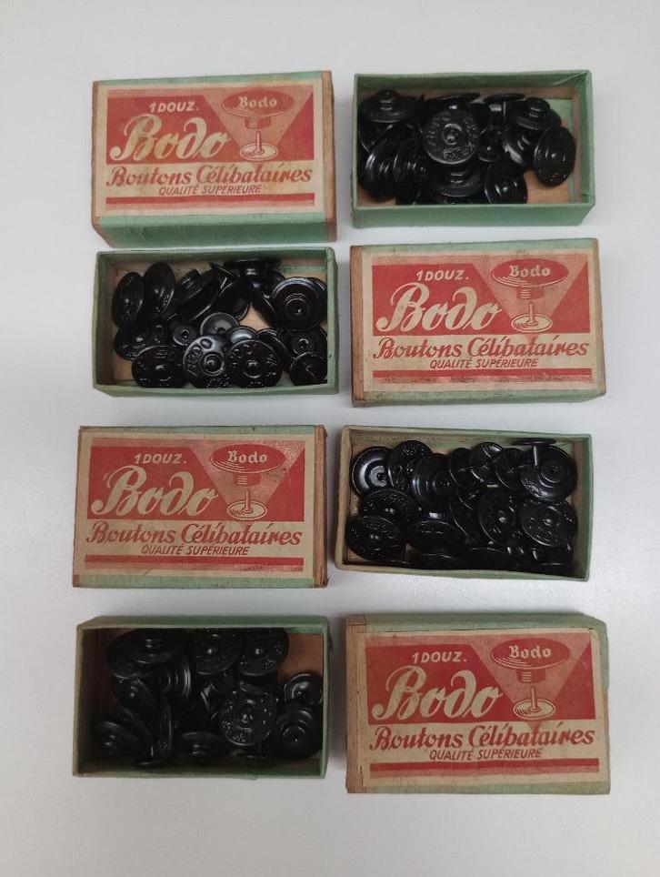 BODO : 4 antieke doosjes met drukknopen, Antiek en Kunst, Antiek | Tapijten, Tafelkleden en Textiel, Ophalen of Verzenden