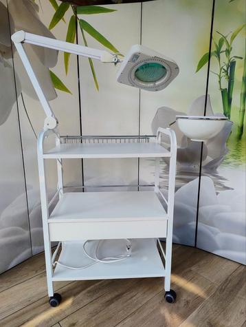 Pedicure roltafel met loeplamp en toebehoren  beschikbaar voor biedingen