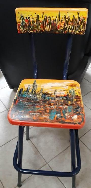 Chaise de bar artistique recyclée peinte à la main, pièce un
