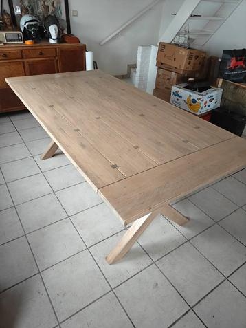 Eiken tafel beschikbaar voor biedingen