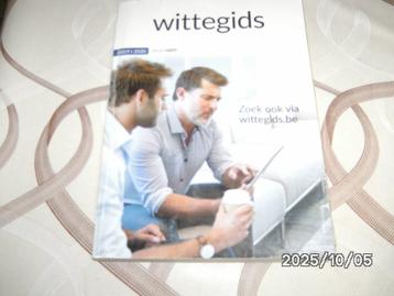 Een witte-en gele telefoongids in één gids beschikbaar voor biedingen