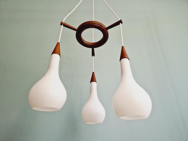 Scandinavische watervalkroonluchter in teakhout en wit glas, Antiek en Kunst, Antiek | Verlichting, Ophalen of Verzenden