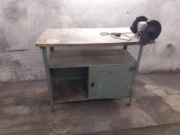 Werkbank van metaal 107x85x55 cm. beschikbaar voor biedingen