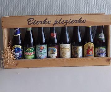 8 (oude) volle flesjes bier in een rekje beschikbaar voor biedingen