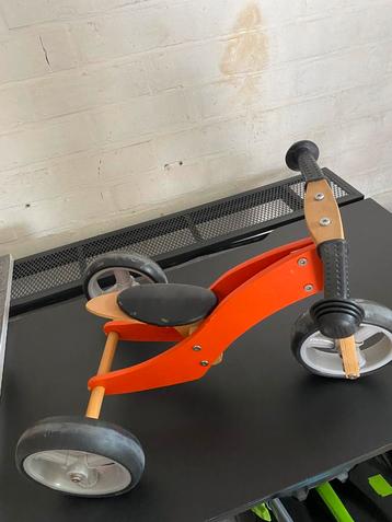 Houten driewieler beschikbaar voor biedingen