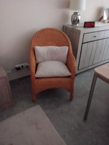 mooie rieten zetel beschikbaar voor biedingen