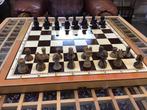 Groot schaakspel, met houten bord en antieke schaakstukken., Hobby en Vrije tijd, Gezelschapsspellen | Bordspellen, Ophalen of Verzenden