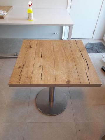 Tafel met inox voet. 2 stuks beschikbaar.  beschikbaar voor biedingen