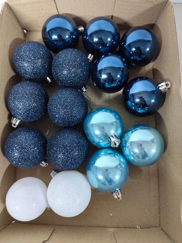Blauw en witte kerstbollen. 16 stuks. beschikbaar voor biedingen