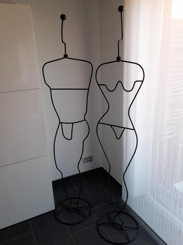 Mannequins man-vrouw-kind; silhouetten in draadstaal beschikbaar voor biedingen