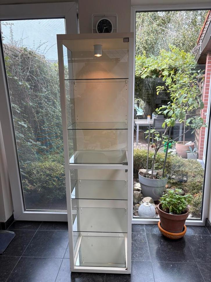 Moderne hoge glazen vitrinekast met verlichting, Huis en Inrichting, Kasten | Vitrinekasten, Gebruikt, Ophalen